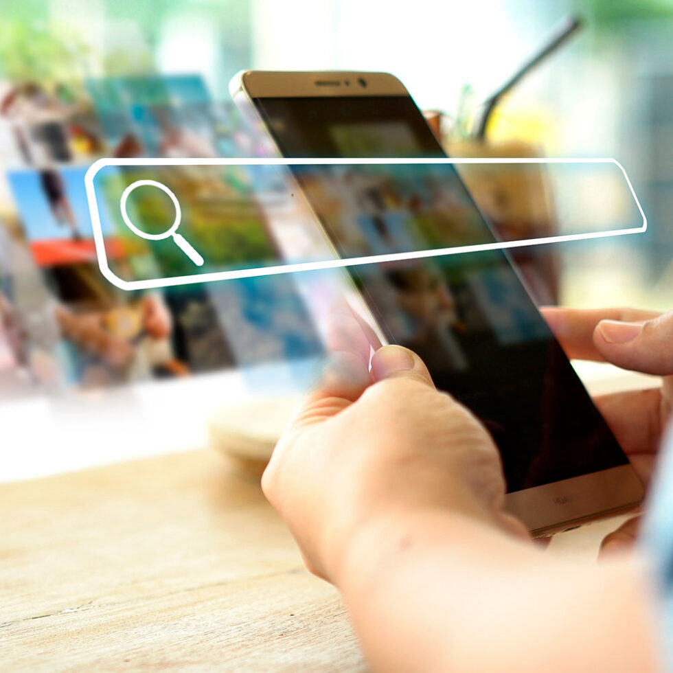 Молодой человек с телефоном. Молодой человек с телефоном. How you use your smartphone. Довольный мужчина со смартфоном. How you use your smartphone.